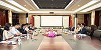 美國圣約翰大學(xué)校長孔拉多·甘伯紹（Conrado Gempesaw）一行訪問寶鷹集團(tuán)