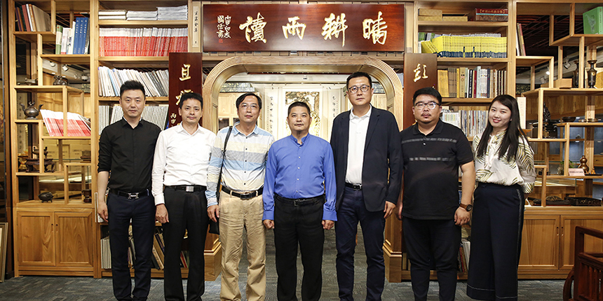 《中國新聞周刊》副社長王晨波一行蒞臨寶鷹集團(tuán)考察交流